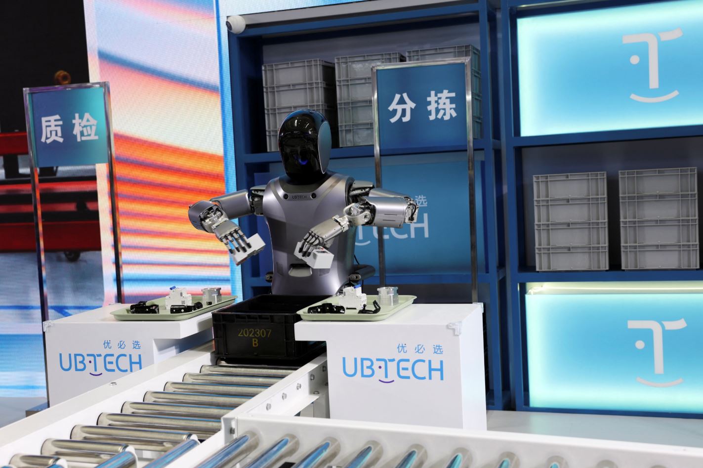 Ανθρωποειδές ρομπότ της UBTECH επιδεικνύει τις δυνατότητές του σε γραμμή συναρμολόγησης εργοστασίου, στο Παγκόσμιο Συνέδριο Ρομποτικής στο Πεκίνο, στις 21 Αυγούστου 2024. Φωτογραφία αρχείου. Πηγή: Florence Lo / Reuters