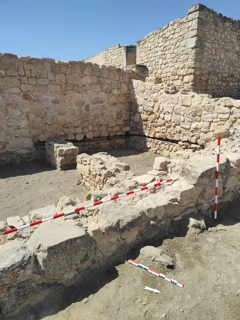 Η κεφαλή στο σημείο όπου ανακαλύφθηκε, μπροστά από τον τοίχο του ρωμαϊκού σιτοβολώνα (horreum). Πηγή: Proyecto Libisosa / Υπουργείο Παιδείας, Πολιτισμού και Αθλητισμού της Καστίλης-Λα Μάντσα