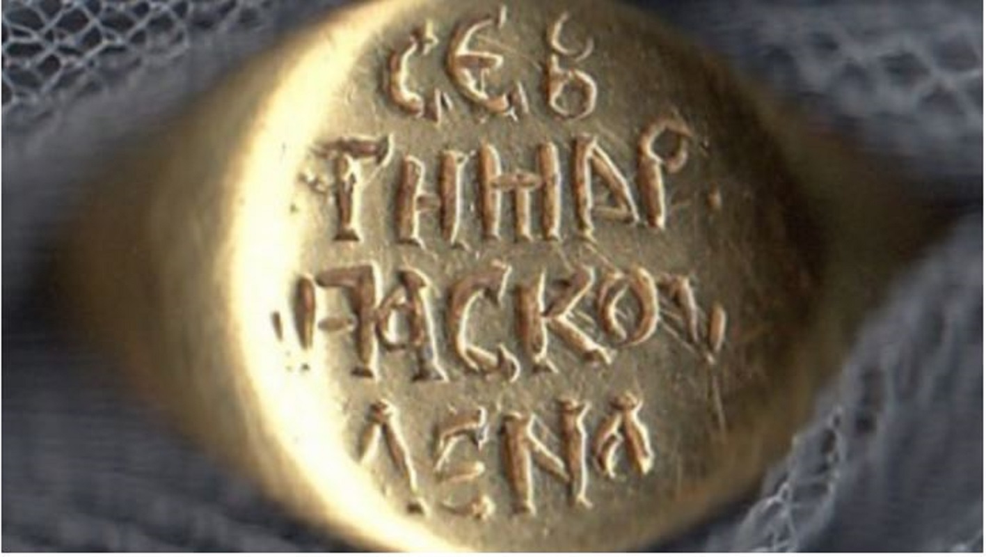 Στο φως χρυσό δαχτυλίδι – σφραγίδα του 14ου αιώνα – Συνδέεται με επιφανή γυναίκα του Βυζαντίου