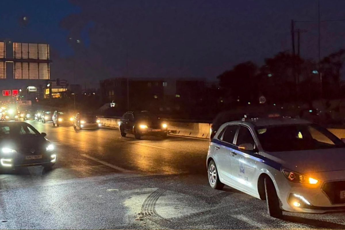 Θεσσαλονίκη: Νταλίκα «δίπλωσε» στην Περιφερειακή – «Πιθανότατα γλίστρησε λόγω της βροχής»