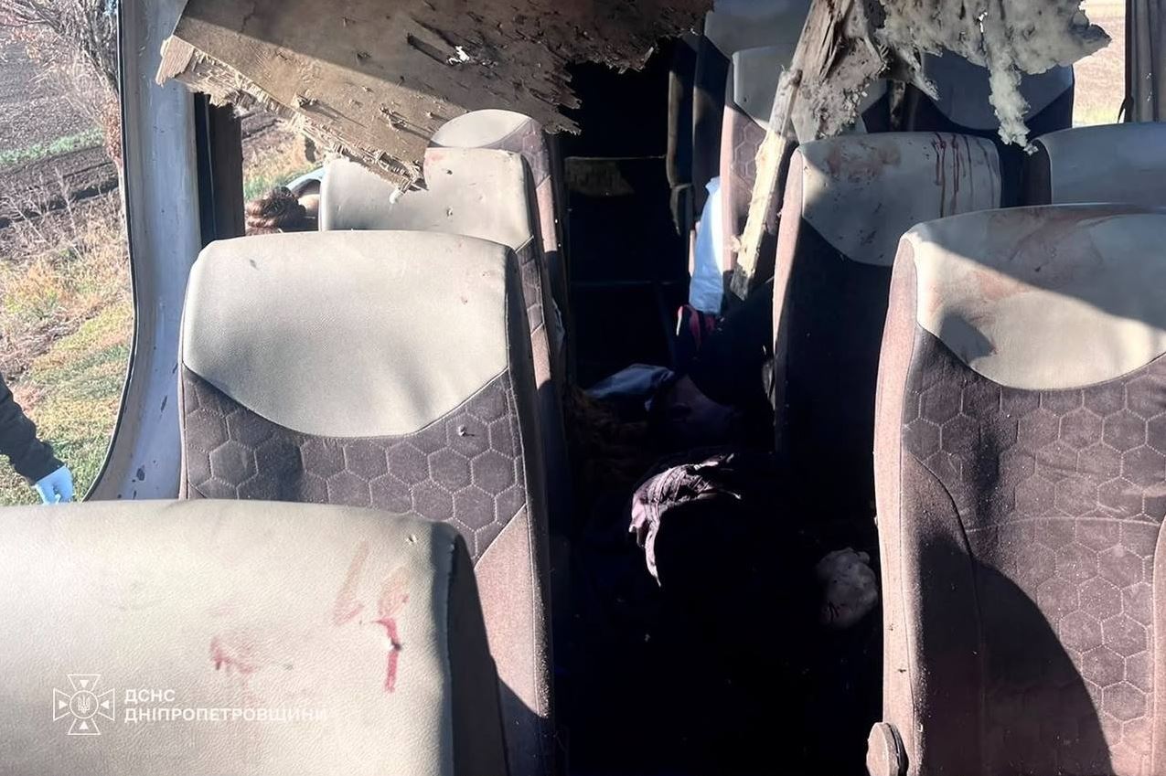 Το εσωτερικό του επιβατικού λεωφορείου που επλήγη από ρωσικό drone στην περιοχή Νικόπολ της περιφέρειας Ντνιπροπετρόφσκ, με εμφανή ίχνη αίματος μετά την επίθεση. Φωτογραφία: Κρατική Υπηρεσία Έκτακτης Ανάγκης της Ουκρανίας στην περιφέρεια Ντνιπροπετρόφσκ