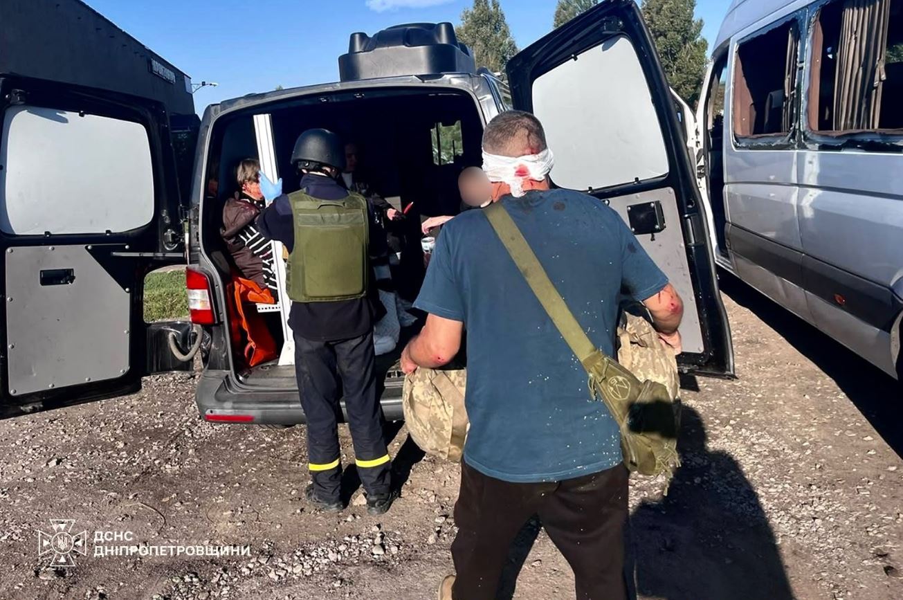 Τραυματίας δέχεται τις πρώτες βοήθειες μετά τη ρωσική επίθεση με drone σε επιβατικό λεωφορείο στην περιοχή Νικόπολ της περιφέρειας Ντνιπροπετρόφσκ. Φωτογραφία: Κρατική Υπηρεσία Έκτακτης Ανάγκης της Ουκρανίας στην περιφέρεια Ντνιπροπετρόφσκ