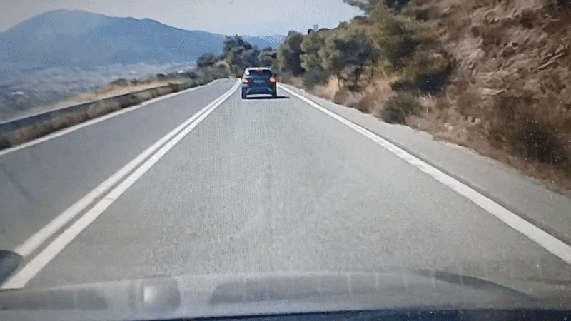 Αδιανόητο βίντεο: Προσπέραση σε διπλή διαχωριστική γραμμή πριν από στροφή – Για λίγο αποφεύχθηκε το τροχαίο