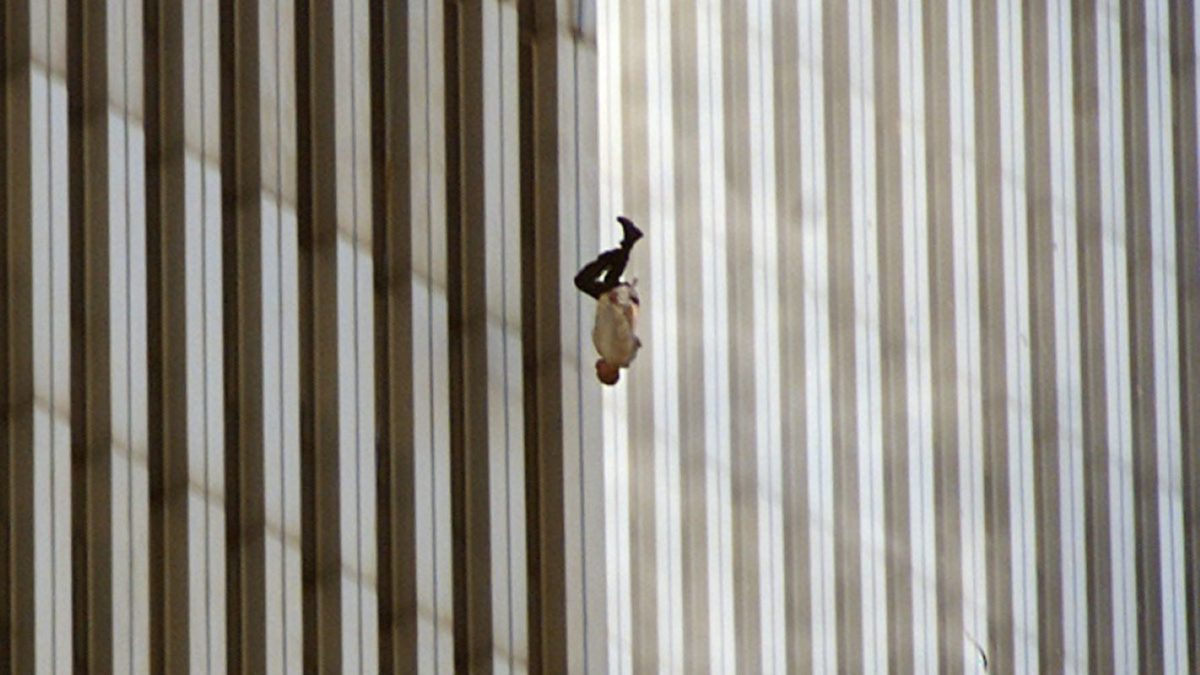 «Falling Man»: Ποιος ήταν ο άνδρας στη συγκλονιστική φωτογραφία της 11ης Σεπτεμβρίου – Τα στοιχεία και η μαρτυρία της αδελφής του