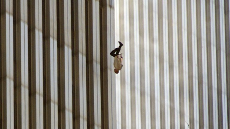 «Falling Man»: Ποιος ήταν ο άνδρας στη συγκλονιστική φωτογραφία της 11ης Σεπτεμβρίου – Τα στοιχεία και η μαρτυρία της αδελφής του