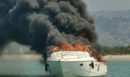 Φωτιά σε θαλαμηγό στη Λευκάδα - Σώοι οι 3 επιβαίνοντες, βούτηξαν στη θάλασσα - ΒΙΝΤΕΟ