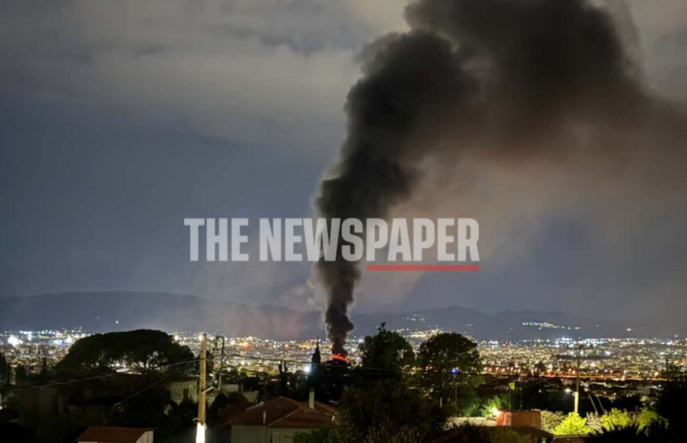 Βόλος: Πυρκαγιά σε απορρίμματα και ελαστικά – 20 πυροσβέστες στο σημείο