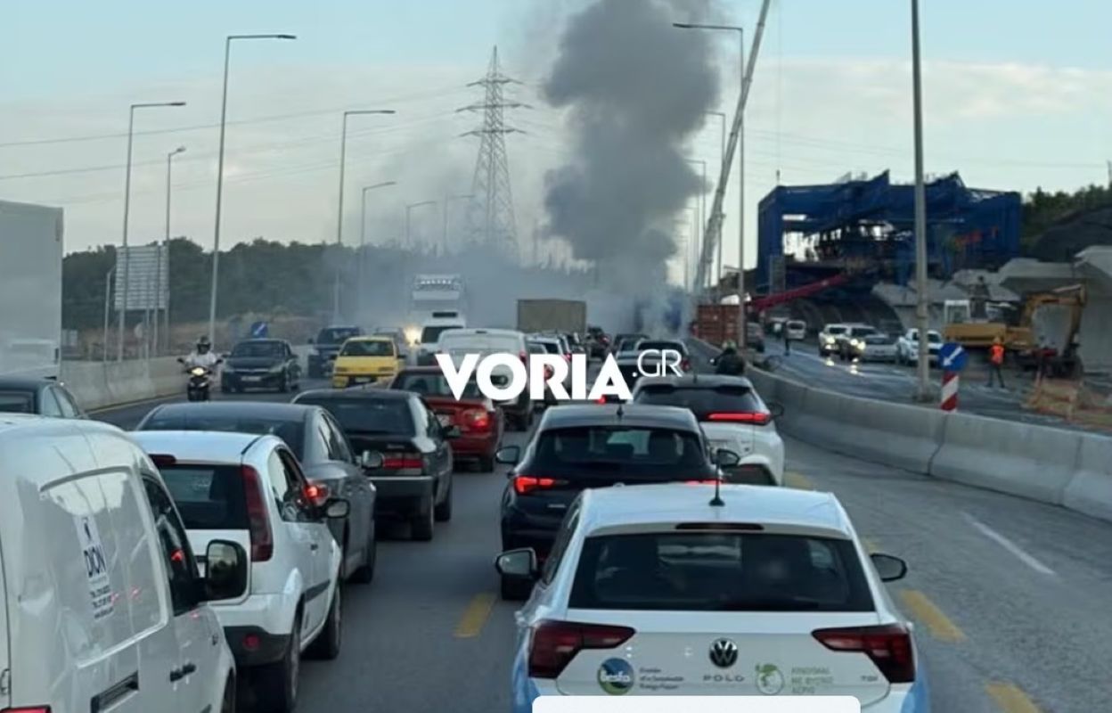 Θεσσαλονίκη: «Λαμπάδιασε» εν κινήσει φορτηγό και προκάλεσε κυκλοφοριακό χάος στον Περιφερειακό – ΒΙΝΤΕΟ
