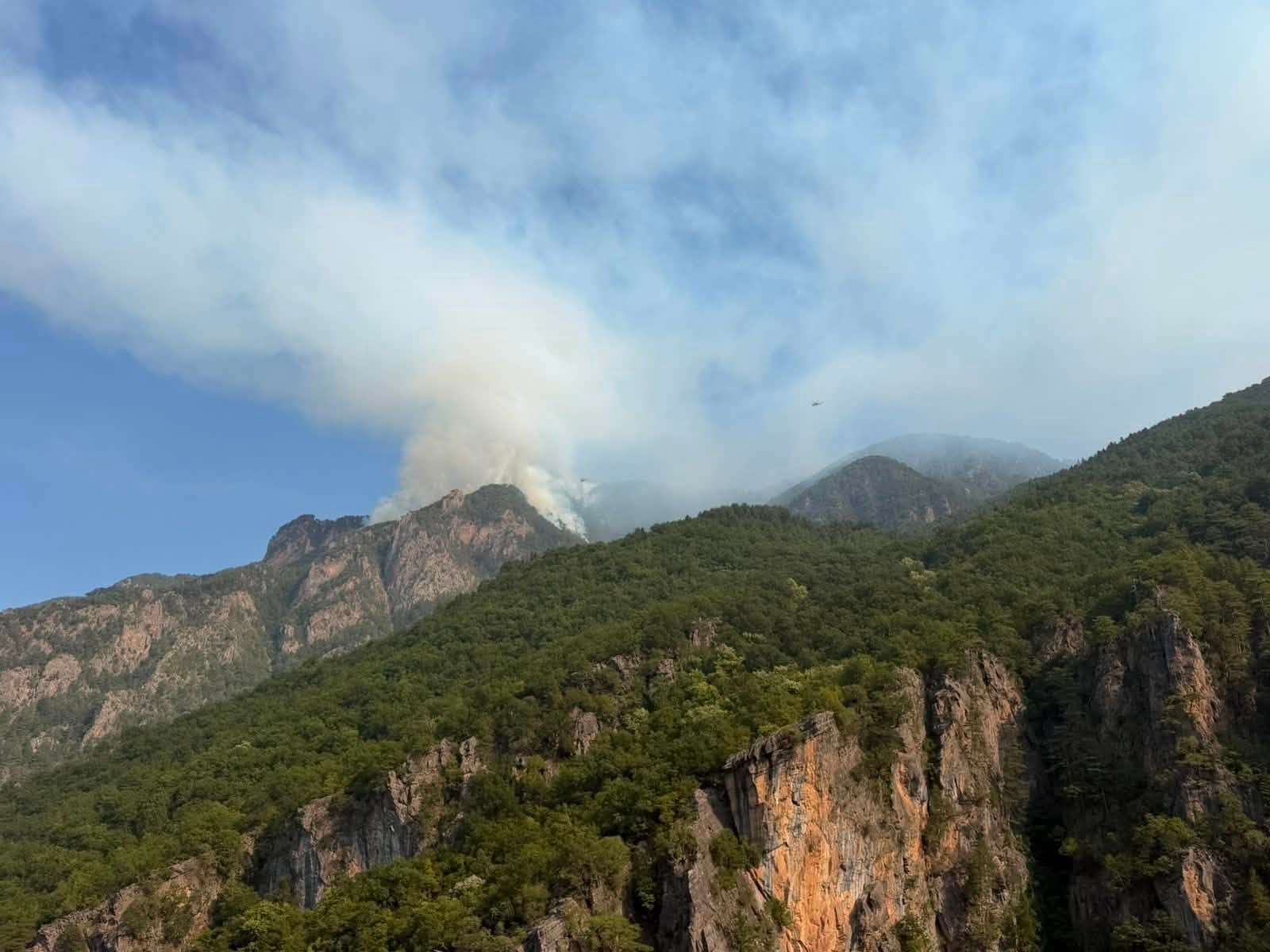 Μεγάλη αναζωπύρωση της φωτιάς στην Τραπεζίτσα Κόνιτσας – Μήνυμα από το 112