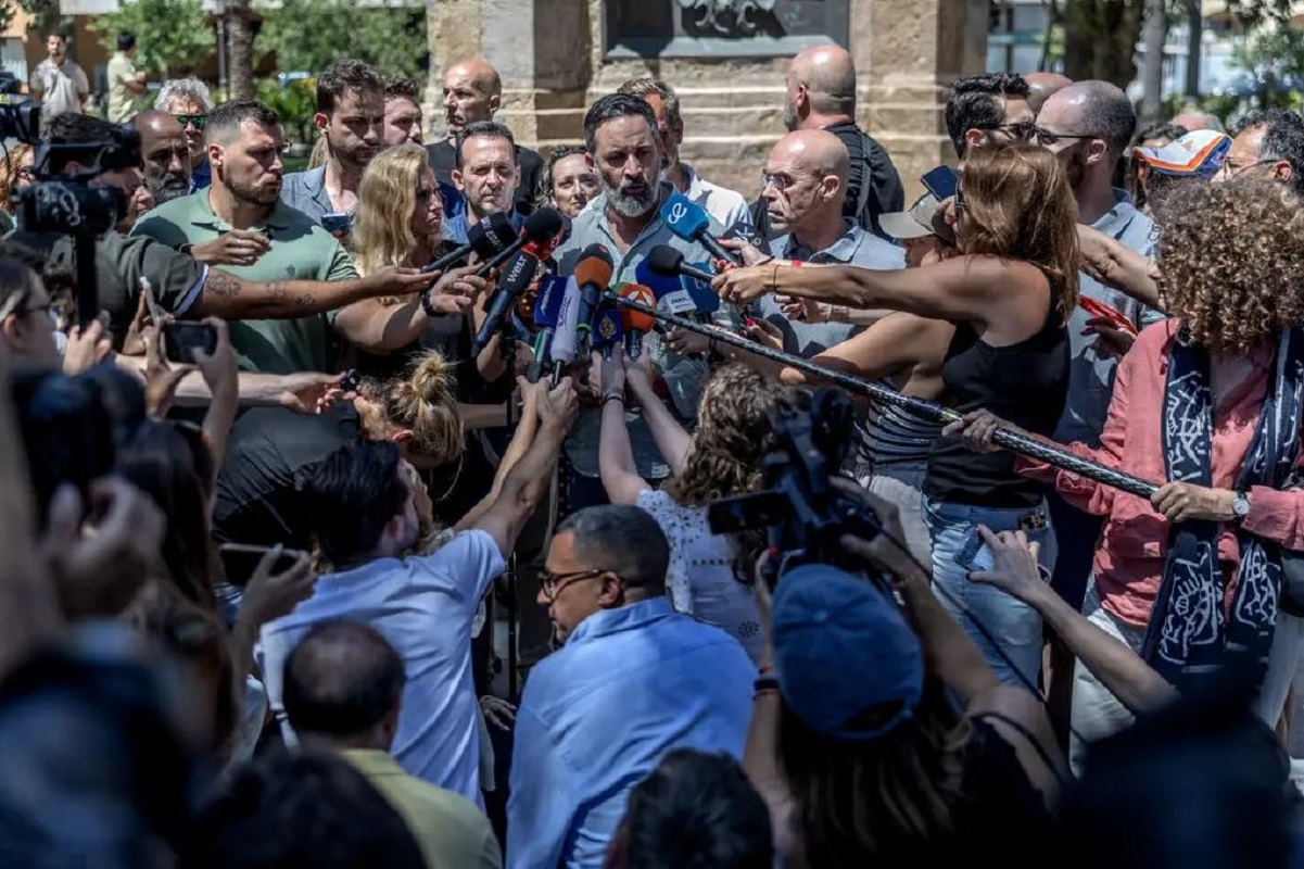 Ο Σαντιάγο Αμπασκάλ, ηγέτης του ισπανικού ακροδεξιού κόμματος Vox, κατά τη διάρκεια συνέντευξης Τύπου στη Θέουτα τον περασμένο μήνα.Φωτογραφία: Finbarr O'Reilly / The New York Times