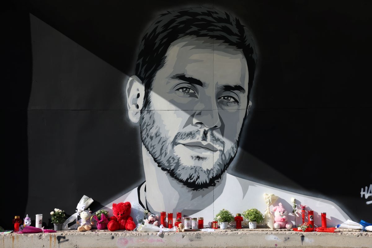 Συγκίνηση στο mural του Γιώργου Μαζωνάκη στη Θεσσαλονίκη: «Πλημμύρισε» από λουλούδια, κεριά και δεκάδες σημειώματα το σημείο – ΦΩΤΟ