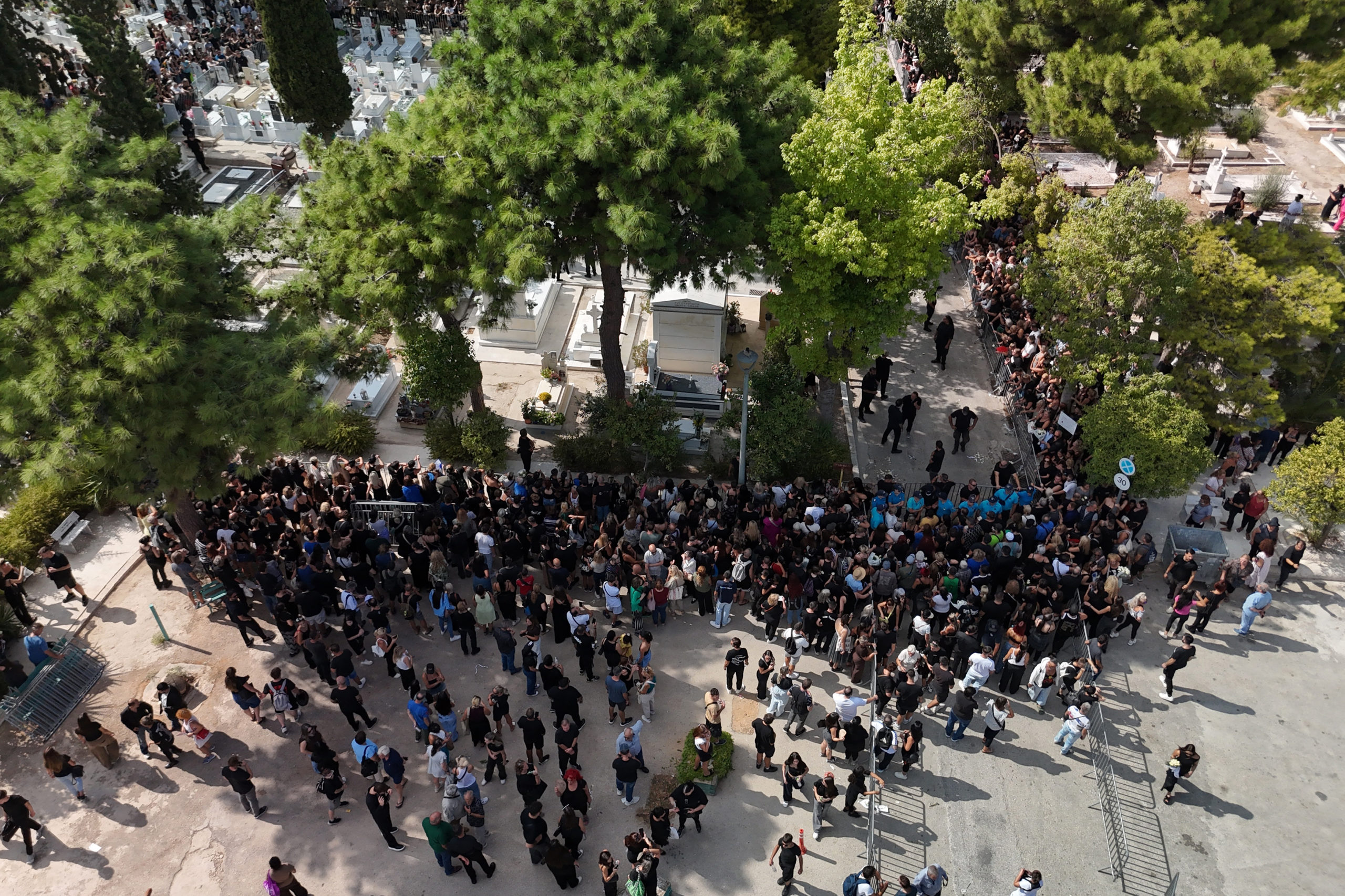 Γιώργος Μαζωνάκης, Κηδεία, Ταφή, Νεκροταφείο