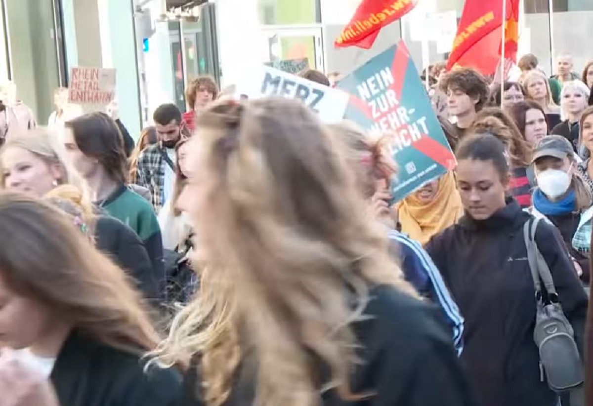 Γερμανία: Μαθητές στους δρόμους κατά της υποχρεωτικής στρατιωτικής θητείας – «Δεν θα συμμετάσχουμε στους πολέμους σας»