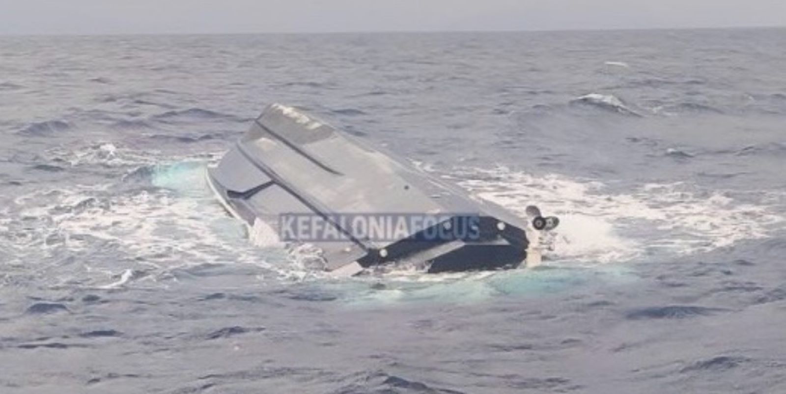 Συναγερμός στην Κεφαλονιά έπειτα από ανατροπή ταχυπλόου – Αγνοείται 45χρονος Ρουμάνος, διασώθηκε ένας 26χρονος – ΒΙΝΤΕΟ