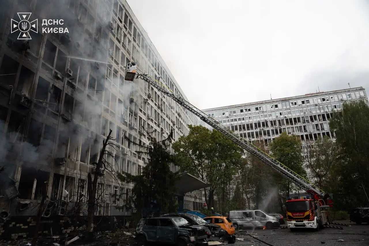 Πυροσβέστες επιχειρούν σε κτίριο που υπέστη σοβαρές ζημιές από τη ρωσική επίθεση με drones στο Κίεβο, στις 23 Σεπτεμβρίου 2026. Πηγή: Κρατική Υπηρεσία Έκτακτης Ανάγκης της Ουκρανίας / Telegram