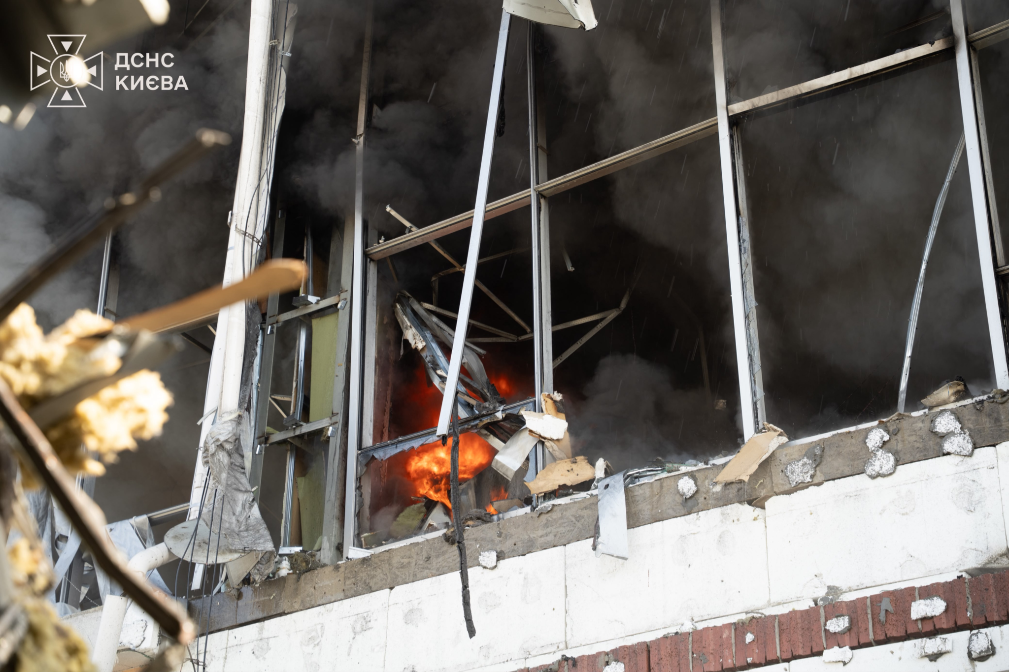Φλόγες και καπνοί στο εσωτερικό κτιρίου που υπέστη σοβαρές ζημιές από τη ρωσική επίθεση με drones στο Κίεβο. Πηγή: Κρατική Υπηρεσία Έκτακτης Ανάγκης της Ουκρανίας στο Κίεβο, @ZelenskyyUa/X