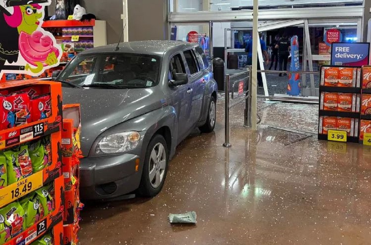 ΗΠΑ: Άνδρας μπούκαρε με αυτοκίνητό του σε κλειστό σούπερ μάρκετ επειδή ήθελε… τουαλέτα – ΦΩΤΟ