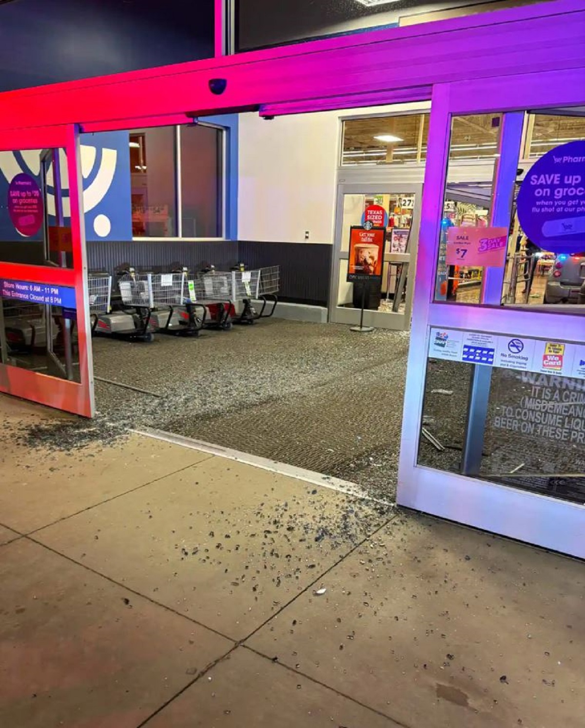 Οι ζημιές στην είσοδο του σούπερ μάρκετ Kroger, στο Ρόζενμπεργκ του Τέξας, μετά την πρόσκρουση αυτοκινήτου στο κατάστημα. (Αστυνομία Ρόζενμπεργκ / Facebook)