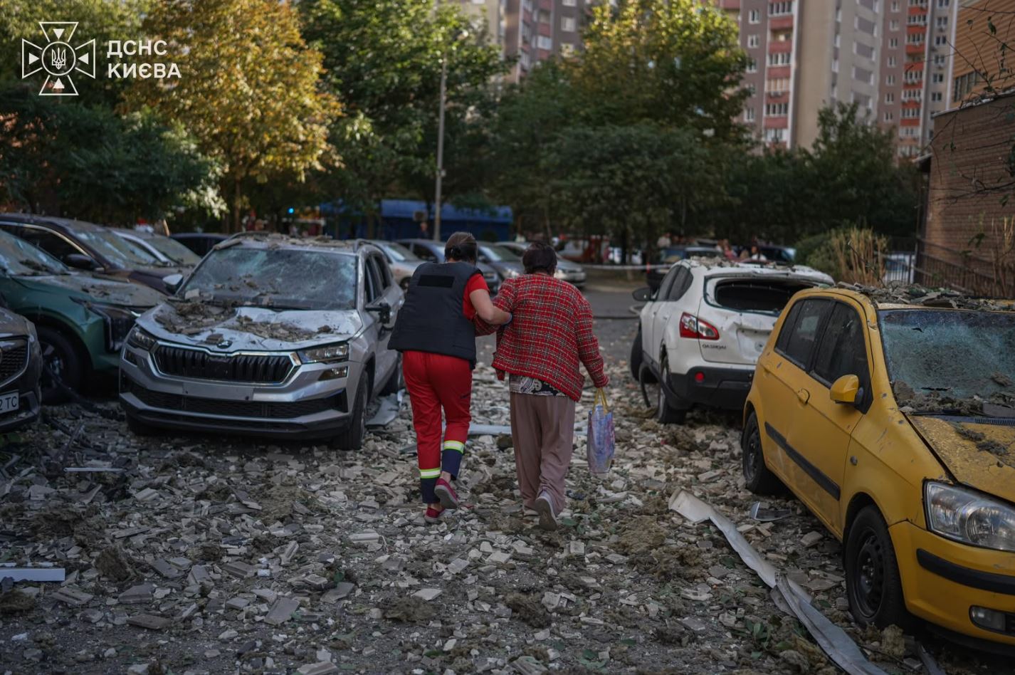 Δύο γυναίκες περπατούν σε δρόμο του Κιέβου μετά από ρωσικό πλήγμα με drone, στις 9 Σεπτεμβρίου 2026. Φωτογραφία: Κρατική Υπηρεσία Εκτάκτων Αναγκών της Ουκρανίας / Telegram