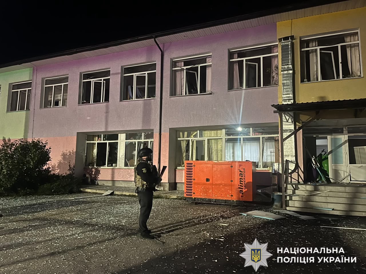 Κτίριο με σπασμένα παράθυρα και ζημιές μετά τη ρωσική επίθεση στην περιφέρεια του Κιέβου, στις 19 Σεπτεμβρίου 2026. Πηγή: Εθνική Αστυνομία της Ουκρανίας / Telegram.