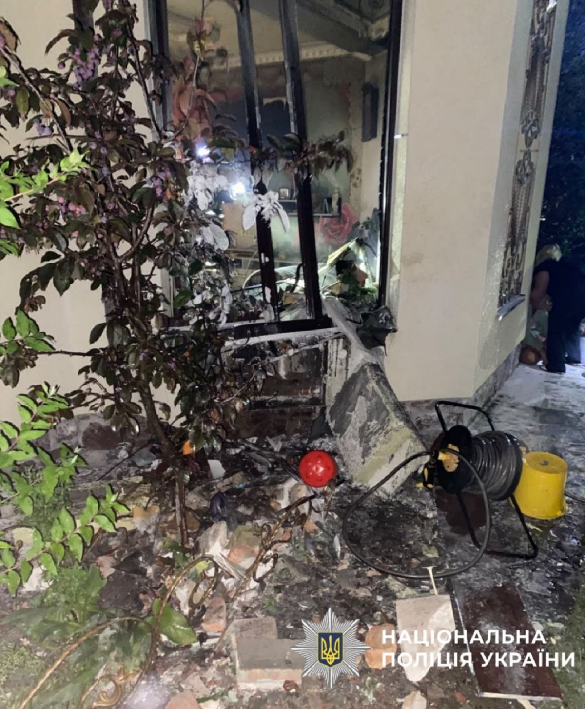 Σπασμένα τζάμια και συντρίμμια στον εξωτερικό χώρο κτιρίου που υπέστη ζημιές από τη ρωσική επίθεση στην περιφέρεια του Κιέβου. Πηγή: Εθνική Αστυνομία της Ουκρανίας / Telegram.