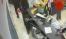 Θεσσαλονίκη: Η στιγμή που ληστές μπουκάρουν με τσεκούρι και λοστό σε βενζινάδικο – Βίντεο