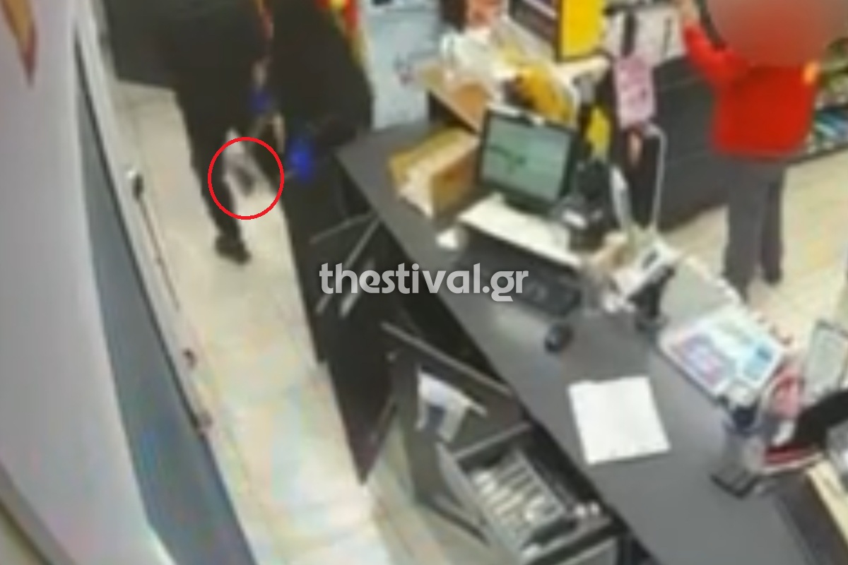 Θεσσαλονίκη: Η στιγμή που ληστές μπουκάρουν με τσεκούρι και λοστό σε βενζινάδικο – Βίντεο