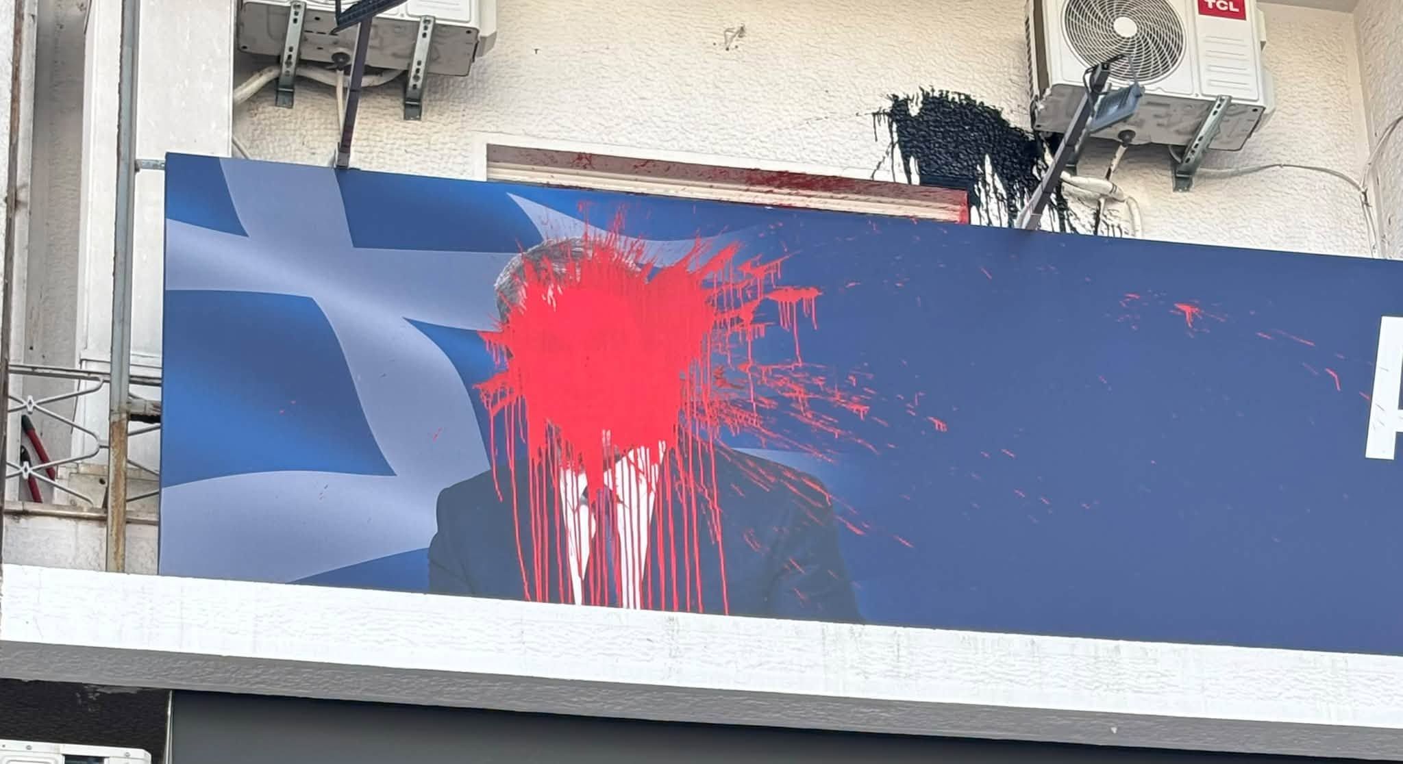 Ανδρέας Λοβέρδος: Πέταξαν μπογιές στο γραφείο του στη Δάφνη – «Δεν τους φοβάμαι – Δεν με πτοούν» λέει ο ίδιος – Καταδικάζει η ΝΔ