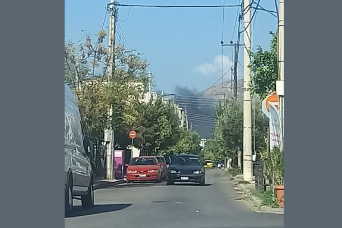 Μάνδρα: Φωτιά στην περιοχή Ξηροπήγαδο – Καίγονται απορρίμματα, μήνυμα από το 112