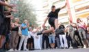 Γιώργος Μαζωνάκης: Με ζεϊμπέκικα και τραγούδια τον αποχαιρετά ο κόσμος - Συγκλονιστικές εικόνες