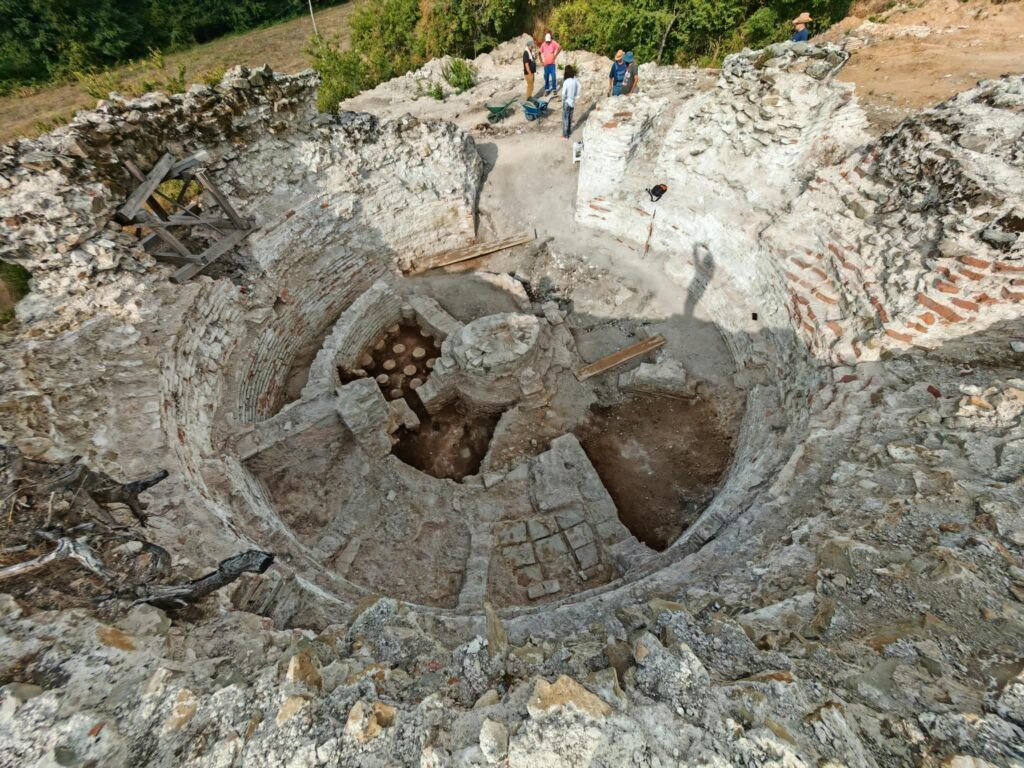 Το ρωμαϊκό αυτοκρατορικό λουτρό που ανακαλύφθηκε πρόσφατα, χτισμένο στον νοτιοδυτικό γωνιακό πύργο του παλατιού στο Βρέλο-Σάρκαμεν, με ορατά τμήματα της κυκλικής του κάτοψης και του συστήματος υποδαπέδιας θέρμανσης (υπόκαυστο).Φωτογραφία  της Marija Jović 
