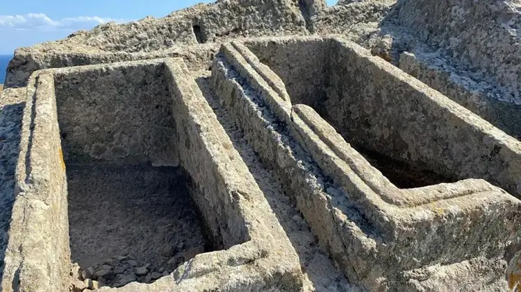 Μια πιο κοντινή ματιά δείχνει τους εφαπτόμενους ταφικούς χώρους και τα αυλάκια (κανάλια) που χρησιμοποιούνταν κάποτε για τη στερέωση των λίθινων καλυμμάτων τους, τα οποία πλέον λείπουν. Φωτογραφία: Ναζίφ Τζεμχάν Σεν 
