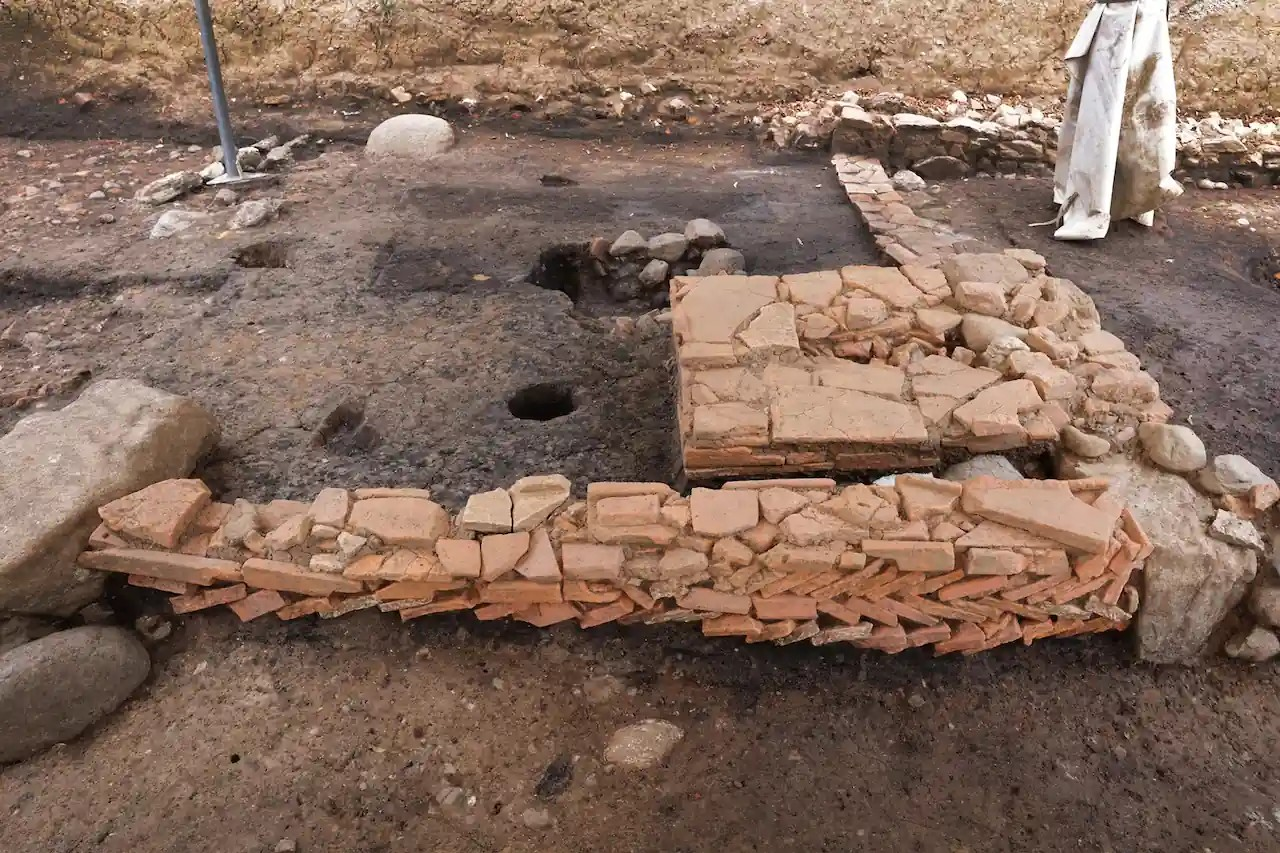 Τυχαία ανακάλυψη κατά τη διάρκεια ανέγερσης πολυκατοικίας – Βρήκαν εργαστήριο 1.800 ετών στο μέγεθος… πολυτελούς έπαυλης