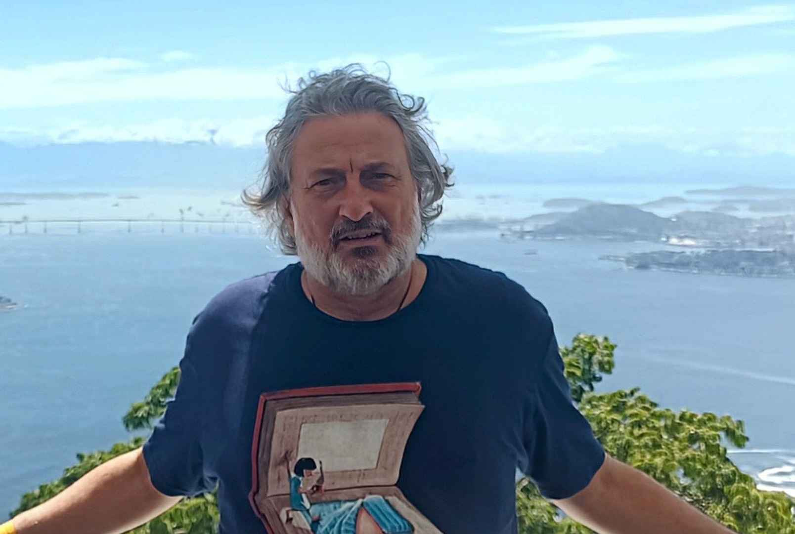 Γιώργος Μαζωνάκης: «Κατά τη γνώμη μου είναι ζωντανός στη φωτογραφία» λέει ο υπνοθεραπευτής που έλαβε την εικόνα του τραγουδιστή από τη γιατρό
