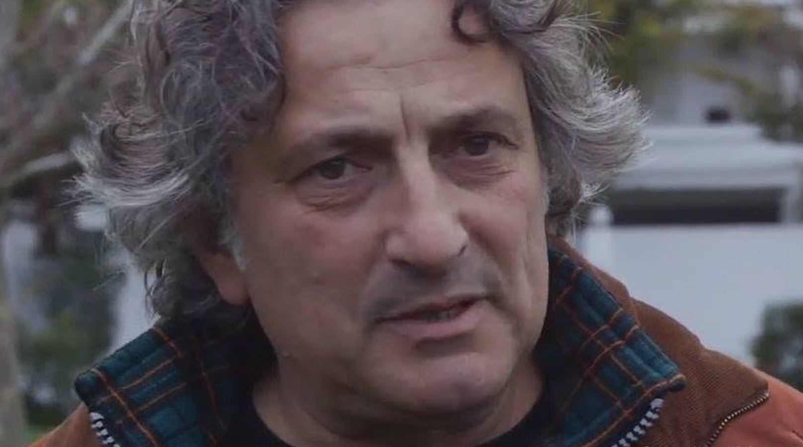 Νάσος Κομιανός: Ποιος είναι ο υπνοθεραπευτής που έλαβε τη φωτογραφία του Γιώργου Μαζωνάκη από τη γιατρό – Η ζωή στις ΗΠΑ, τα βιβλία και η «υπνοσκόπηση»