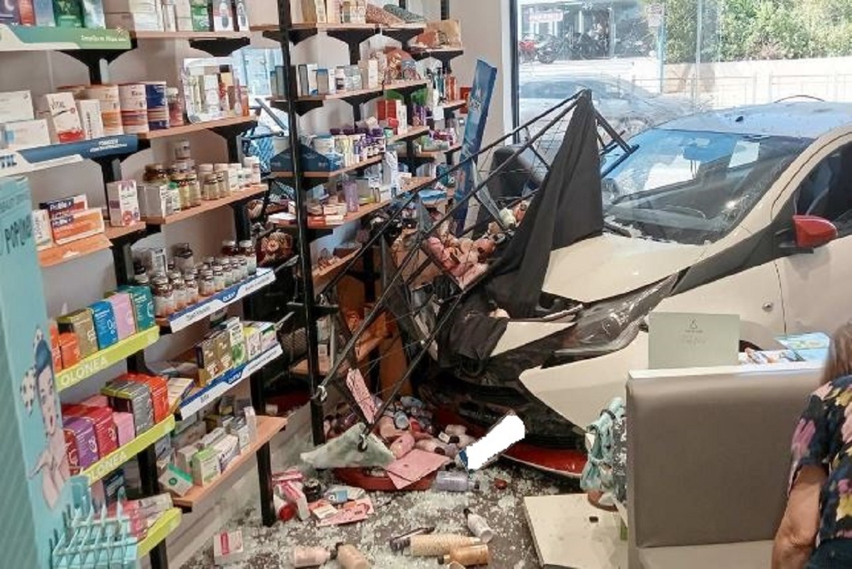 Νέα Μάκρη: Αυτοκίνητο μπούκαρε σε φαρμακείο – Από θαύμα δεν υπήρξε τραυματισμός – ΦΩΤΟ και ΒΙΝΤΕΟ