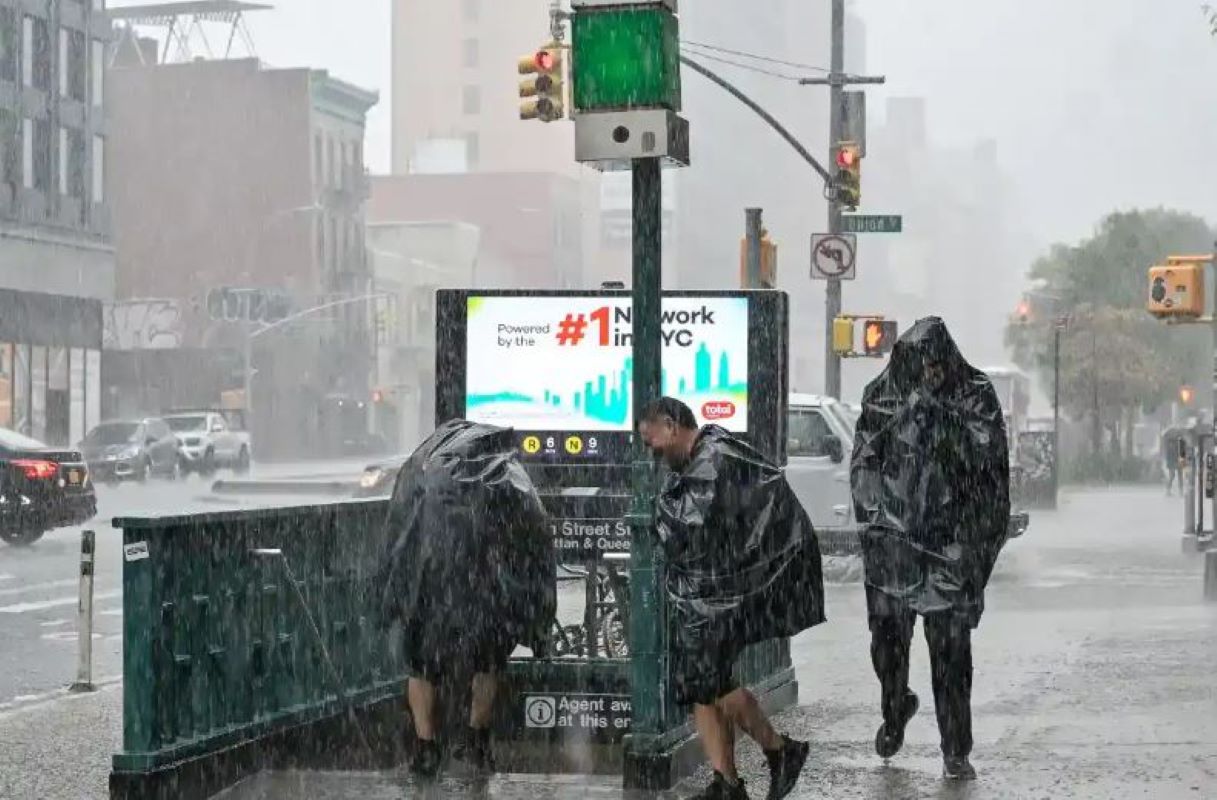 H καταιγίδα Nor’easter σαρώνει τις βορειοανατολικές ΗΠΑ: Ένας νεκρός στο Μπρούκλιν και ακυρώσεις εκατοντάδων πτήσεων – Προειδοποιήσεις για επικίνδυνες καταστάσεις