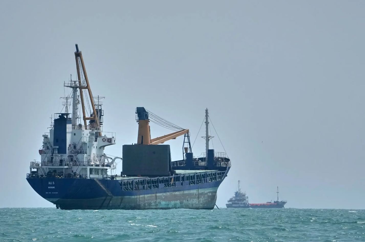 Φορτηγό πλοίο αγκυροβολημένο ανάμεσα σε άλλα εμπορικά σκάφη στα Στενά του Ορμούζ, ανοιχτά του Μπαντάρ Αμπάς στο Ιράν, την Κυριακή. Η ιρανική ηγεσία ανησυχεί ότι ο έλεγχός της στη στρατηγικής σημασίας θαλάσσια οδό αποδυναμώνεται. Φωτογραφία: Vahid Salemi / Associated Press