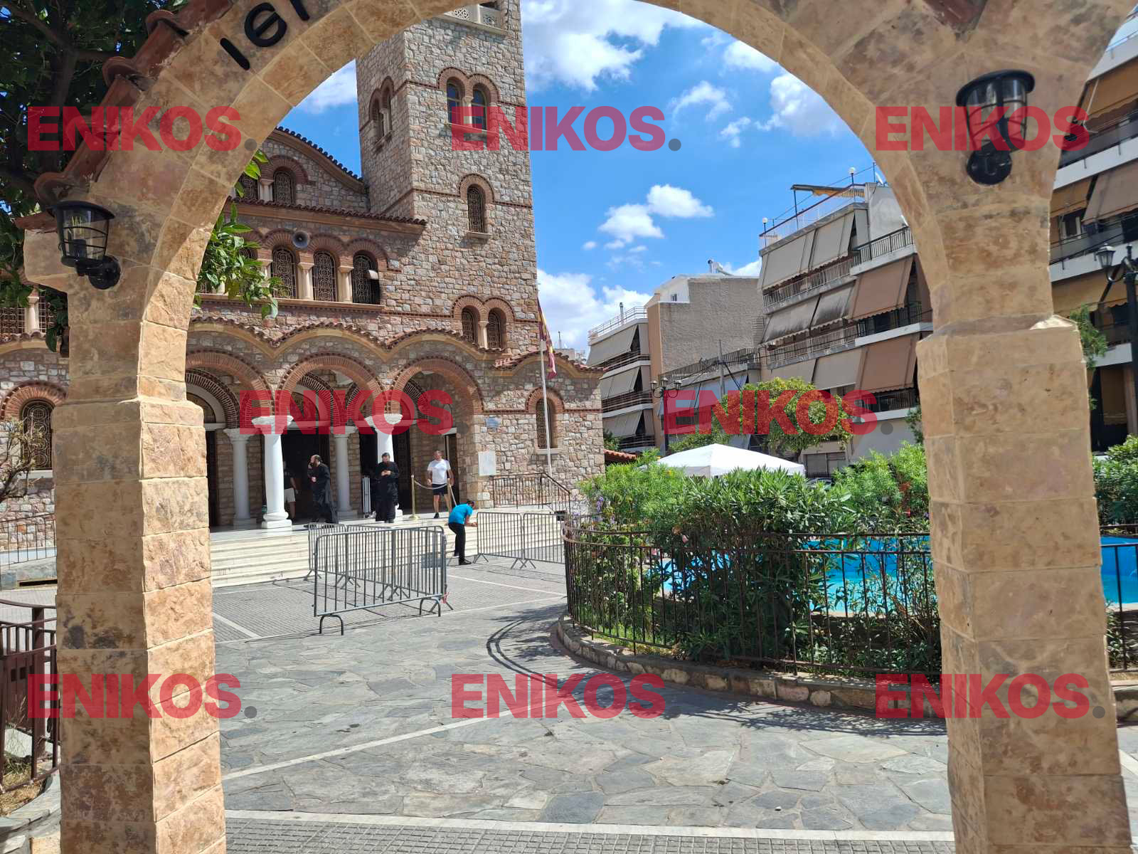 Γιώργος Μαζωνάκης: Το enikos.gr στην εκκλησία στη Νίκαια όπου θα γίνει η «λαϊκή αγρυπνία» – Τα 5 κρίσιμα ζητήματα για τις ώρες πριν την ενημέρωση του ΕΚΑΒ