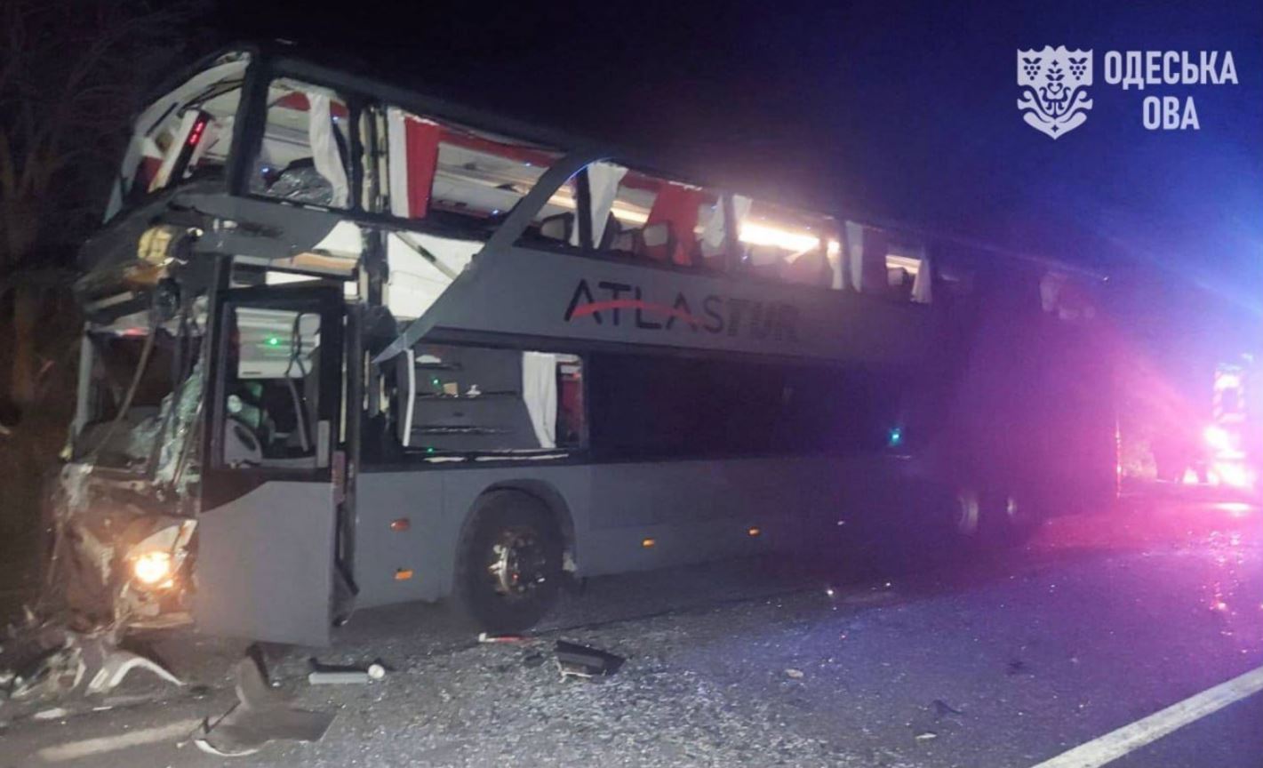 Κατεστραμμένο λεωφορείο στο συνοριακό πέρασμα Σταροκοζάτσε, μεταξύ Ουκρανίας και Μολδαβίας, μετά από ρωσική επίθεση με drones, στις 9 Σεπτεμβρίου 2026. Από το πλήγμα σκοτώθηκαν δύο άνθρωποι και τραυματίστηκαν ακόμη τρεις. Φωτογραφία: Περιφερειακή Στρατιωτική Διοίκηση Οδησσού / X