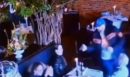 Βίντεο: Πρώην εισαγγελέας εισέβαλε σε εστιατόριο για να πυροβολήσει την πρώην σύζυγό του - Ηρωική επέμβαση σερβιτόρου