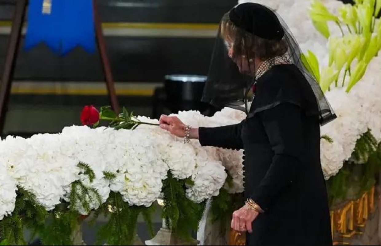 Η βασίλισσα Σόνια αφήνει ένα κόκκινο τριαντάφυλλο πάνω στο φέρετρο του βασιλιά Χάραλντ Ε΄. Φωτογραφία: Lise Åserud / NTB