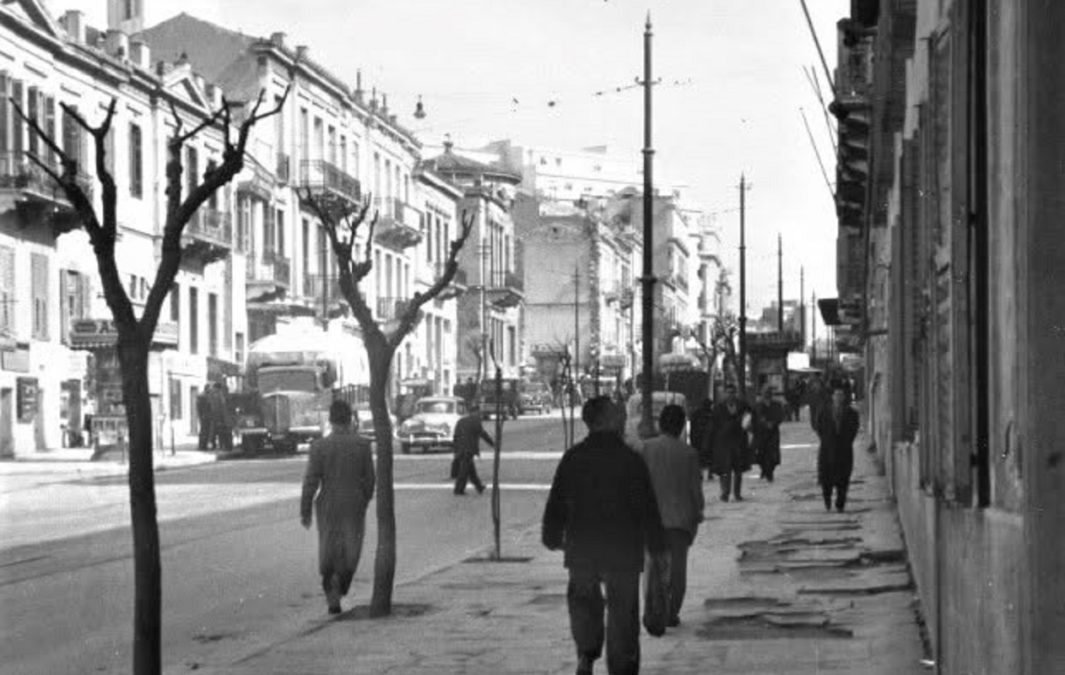 Κουίζ για την παλιά Αθήνα: Αναγνωρίζετε την οδό; Είναι μία από τις πιο γνωστές της πόλης