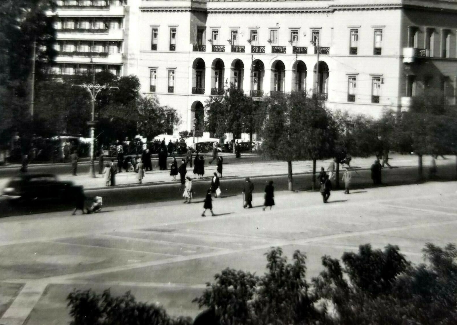 Κουίζ για την παλιά Αθήνα: Αναγνωρίζετε την πλατεία; Είναι από τις πιο γνωστές