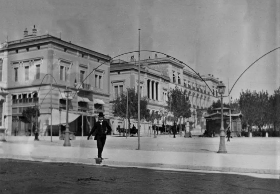 Κουίζ για την παλιά Αθήνα: Αναγνωρίζετε την πλατεία; Είναι από τις πιο γνωστές