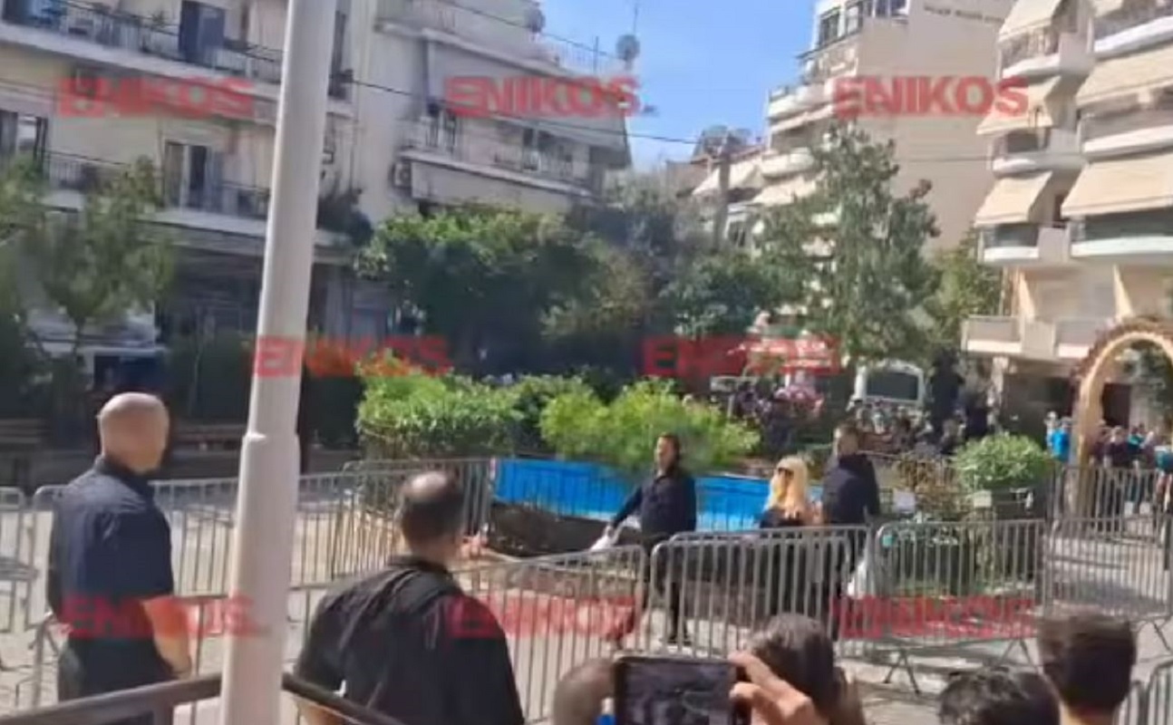Γιώργος Μαζωνάκης: Η στιγμή που η Πάολα φτάνει στον Ιερό Ναό της Αγίας Τριάδας – Δείτε βίντεο