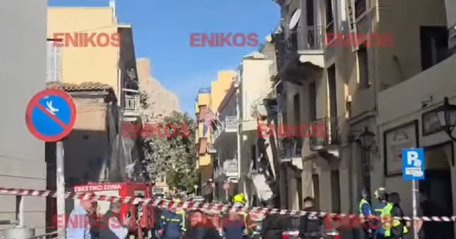 Πλάκα: Βίντεο-ντοκουμέντα λίγα λεπτά μετά την κατάρρευση του κτιρίου στη Λυσικράτους – Εικόνες καταστροφής στην περιοχή – Συνεχίζονται οι έρευνες για τυχόν εγκλωβισμένους