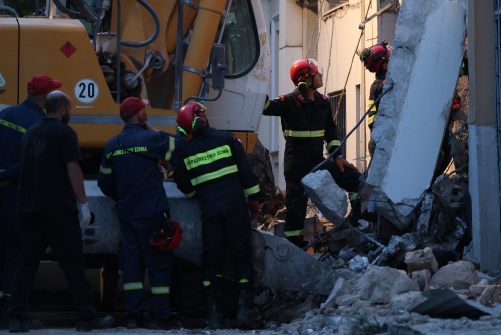 Πλάκα: Σε εξέλιξη η επιχείρηση έρευνας και διάσωσης – Πυροσβέστες απομακρύνουν τα υλικά του κτιρίου που κατέρρευσε
