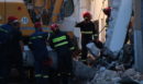 Πλάκα: Σε εξέλιξη η επιχείρηση έρευνας και διάσωσης - Πυροσβέστες απομακρύνουν τα υλικά του κτιρίου που κατέρρευσε