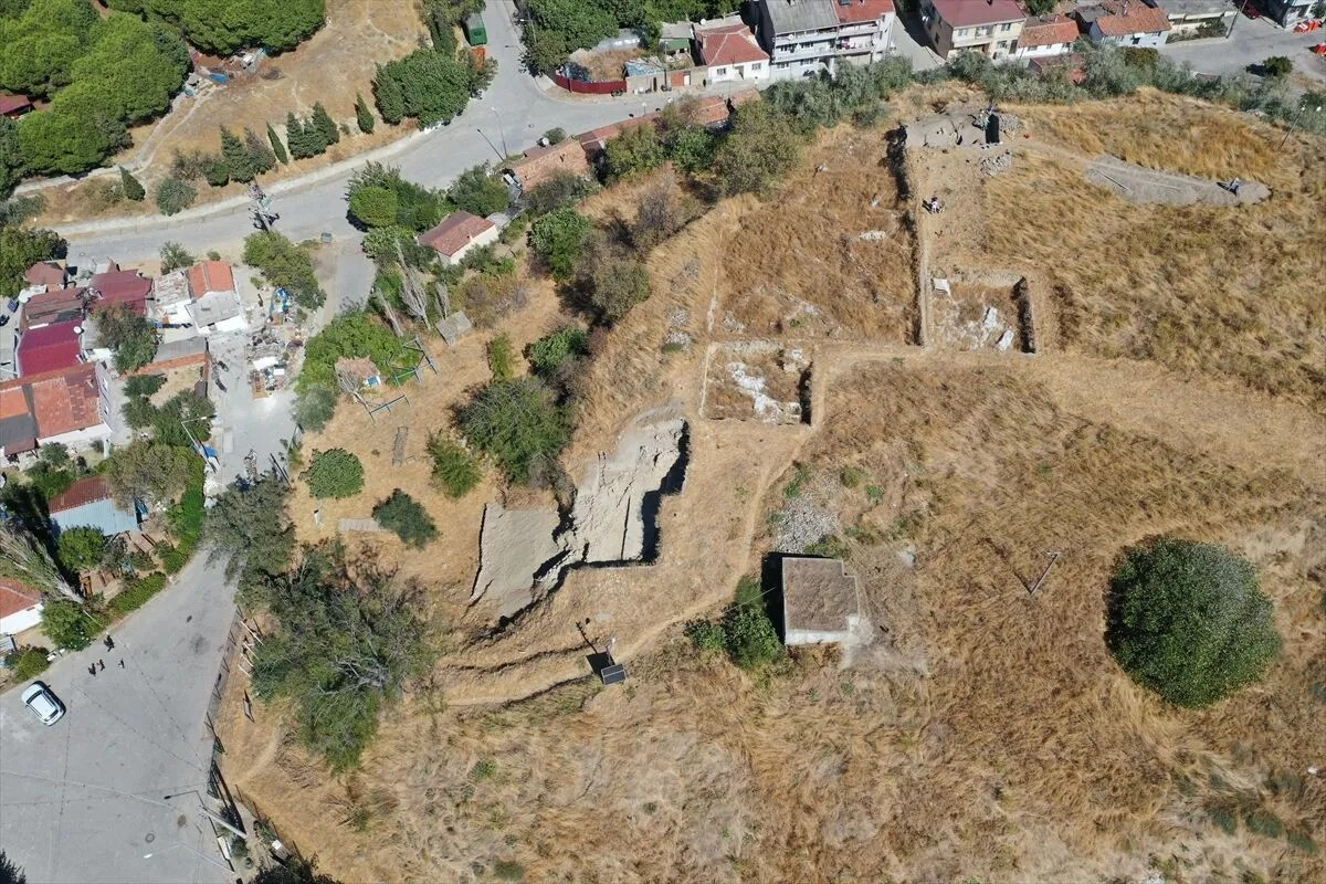 Μια εναέρια άποψη του Maydos Kilisetepe, του μεγαλύτερου οικιστικού τύμβου στη χερσόνησο της Καλλίπολης. Μόνο περίπου το πέντε τοις εκατό της τοποθεσίας έχει ανασκαφεί. Πηγή: Bülent Ersöz / AA
